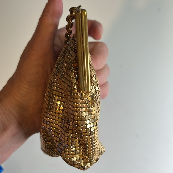 VINTAGE WHITING & DAVIS CO. SMALL GOLD MESH BAG PURSE WITH SHORT CHAIN STRAP - Picture 7 of 12